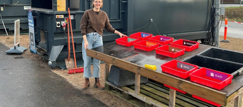 Billede af Mette Vestergaard ved sorteringsbordet ved Rest efter Sortering